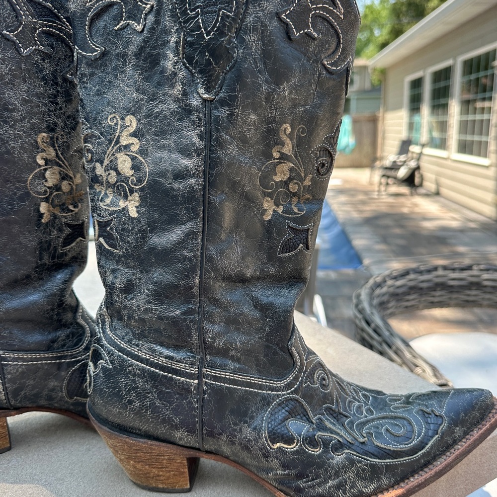 Corral Women’s Black and Tan Embroidered Cowboy Boots